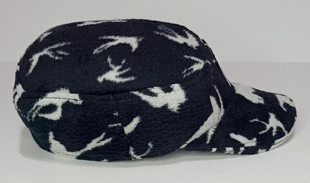 Casquette Octogonale Unisexe en Laine mélangée fond noir avec motif en jacquard hirondelle blanc – Image 3