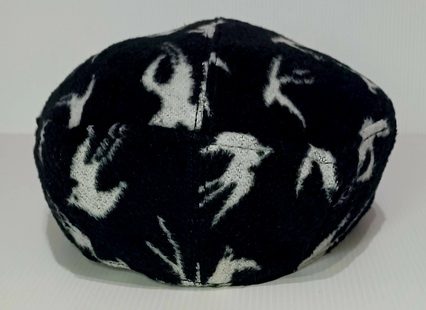 Casquette Octogonale Unisexe en Laine mélangée fond noir avec motif en jacquard hirondelle blanc – Image 2