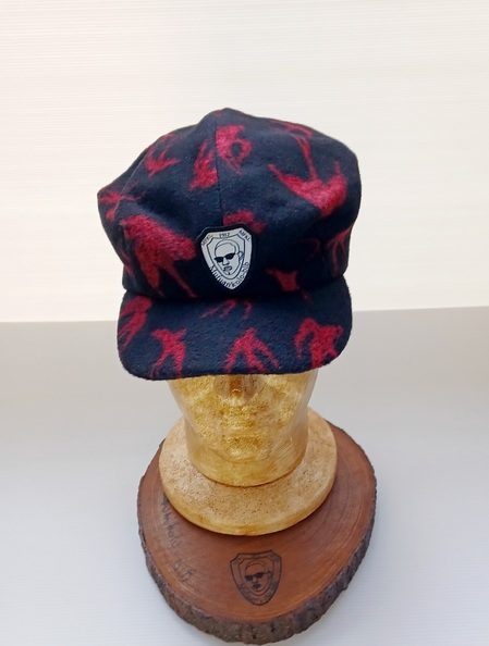 Casquette Octogonale Unisexe en Laine mélangée fond Noir avec motif en jacquard hirondelle Rouge – Image 5